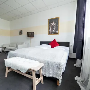 Aparthotel Full House - Shared Bath & Kitchen 